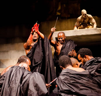 The conspirators are in black togas, and Soothsayer kneeling on a platform behind the mob.
